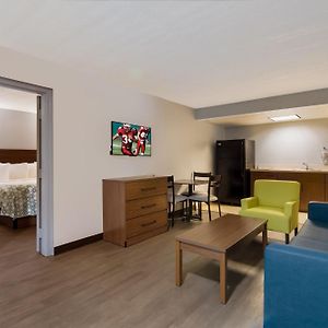 Suite mit Kingsize-Bett für Gäste mit Behinderungen